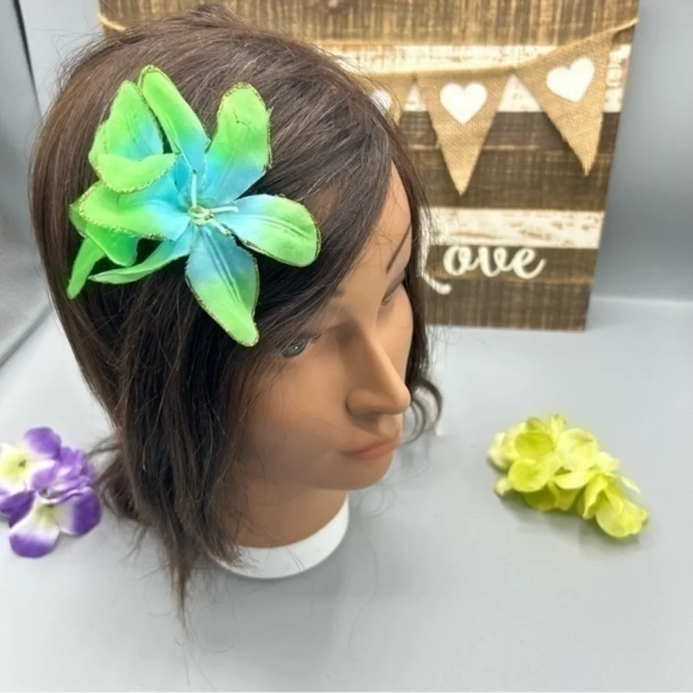 ✨NWOT Hawaiian Flower hair clip accessory